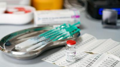 Symbolbild: Jens Kalaene/dpa
Berlin will bis zu 62.400 Impfdosen an den Bund zurückgeben.