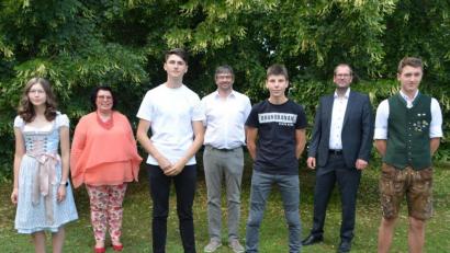 Bild: dob
Klassenbester aus der 10 a wurde Leon Snajdr (Dritter von links) mit einer glatten Eins. Doch auch Theresa Gollwitzer, Leon Keck und Konstantin Stahl waren mit ihrem Durchschnittsergebnis besser als 1,5. Darüber freuten sich insbesondere Realschuldirektor Kilian Graber (Zweiter von rechts), Stellvertreterin Ulrike Partl-Mahlendorf (Zweite von links) und Klassenleiter und Realschulstudienrat Bernd Meier (Mitte). Felix Meier der ebenfalls zu dieser Riege gehörte, ist nicht im Bild.