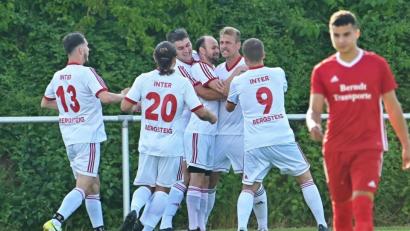 Bild: ref
Nach vier Minuten stand es schon 1:0 für den SV Inter Bergsteig Amberg (weiße Trikots). Torschütze Timo Nürnberger (hinten Zweiter von rechts) lässt sich feiern.