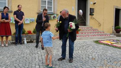Bild: grm
Pfarrgemeinderatssprecher Georg Hammer (im Bild mit Mikrofon), Bürgermeister, kirchliche und weltliche Vereine, die Gläubigen und auch die Kleinsten, die Kinder aus dem Kindergarten (Bild) und vom Kreis junger Familien dankten ihrem Pfarrer zum Jubiläum und wünschten Gottes Segen, Gesundheit und hoffentlich noch viele Jahre in der Pfarrei.
