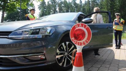 Bild: Stephan Huber
Auch eine Verkehrskontrolle will geübt sein: Auf dem Gelände der Bereitschaftspolizei in Sulzbach-Rosenberg werden Polizeischüler auf möglichst realitätsnah auf den Streifendienst vorbereitet.