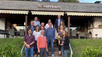 Bild:  Hermann Huber/exb
Der TC Hahnbach wählt einen neuen Vorstand (vordere Reihe, von links): Marc Wöhner, Vorsitzender Hermann Huber und Daniela Göllner; mittlere Reihe (von links): Karl Reyzl, Birgit Huber, Herbert Rom, Daniel Münch und Andrea Schulz; hintere Reihe (von links): Georg Götz, Martina Stienen, Bürgermeister Bernhard Lindner und Steffi Ritter.