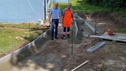 Bild: ibj
Bürgermeister Bernhard Lindner und Bauhofvorarbeiter Josef Wismeth (von links) freuen sich über den Fortschritt beim Bau der Außenanlage für die provisorische Kinderkrippe.