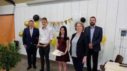 Bild: Mittelschule Mitterteich/exb
Das Bild zeigt (von links) Bürgermeister Stefan Grillmeier, die Jahrgangsbesten im Quali Julian Helgert und Sophie Müller (jeweils Notenschnitt von 1,8), Rektorin Gisela Kastner und Elternbeiratsvorsitzender Christian Strunz.
