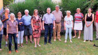 Bild: wlr
Das neue Team des Fördervereins Pro Etzenricht e.V. und die scheidenden Vorstandsmitglieder (von links) Claudia Stöckl und Hans-Peter Pauckstadt-Künkler.