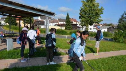 Bild: jr
Kinder der fünften Klasse der Mittelschule Mitterteich erwiesen sich am Dienstagvormittag als nützlich, als sie in einer Rama-Dama-Aktion zwei markante Plätze der Stadt und einen Fuß- und Radweg vom Unrat reinigten.