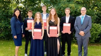 Bild: Zilker/exb
Schulleiter Stefan Neumeier (rechts) und Konrektorin Myriam Grabinger (links) zeichneten (von links) Benedikt Heinl, Lisa, Berger, Johannes Drexler, Alina Schmid und Felix Berger aus.