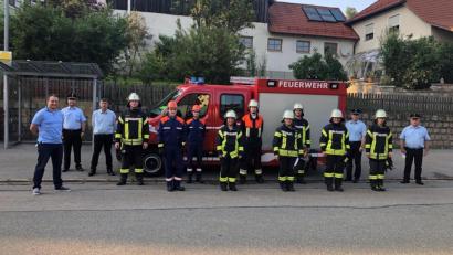 Bild: Matthias Maier/exb
Die Feuerwehrleute freuen sich über die bestandene Prüfung.