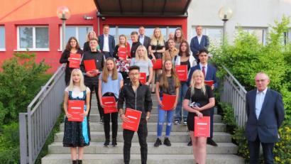 Bild: adj
Die Entlassschüler der 9. Klasse der Mittelschule Altenstadt mit den Schulbesten Leonie Möller, Yazan Nasri und Juliana Hock (vorne, von links).