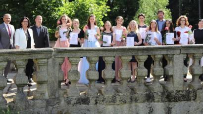 Bild: Rektorat MRS Waldsassen/exb
Die besten Schülerinnen der Klasse 10a mit den Vertretern der Schule den Ehrengästen.