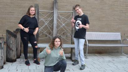 Bild: Mittelschule Waldsassen/exb
Paula Zant, Ricarda Baum und André Hofmann (von links) aus der Klasse 7M der Mittelschule Waldsassen freuen sich über den Preis.