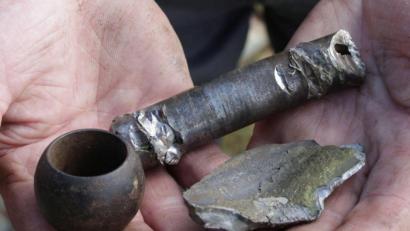 Bild: Polizei/exb
Diese Metallteile sorgten für Totalschaden am Häcksler eines Konnersreuther Landwirts.