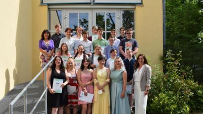 Bild: bnr
Stellvertretend für die drei Abschlussklassen der Landgraf-Ulrich-Mittelschule steht hier die Klasse M10A mit ihrer Klassenlehrerin Angelika Ibler (hinten links) und der Schulleiterin Silke Schmid (vorne rechts).