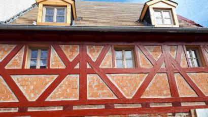 Bild: pz
Das Fachwerk der Außenfassade des Anwesens Mühlbachgasse 9 stellt sich nun so dar wie nach dem Bau des Hauses im 17. Jahrhundert.