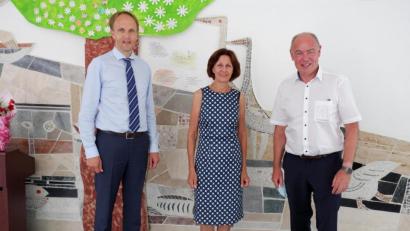 Bild: hmp
Die Leiterin der Grundschule Kümmersbruck in den Ruhestand verabschiedet (von links): Schulamtsdirektor Stephan Tischer, Rektorin Eva Hampel und Bürgermeister Roland Strehl.