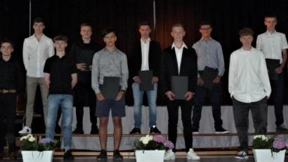 Bild: Alexandra Wittke/exb
Die erfolgreichsten Schüler der Realschule im Stiftland zusammen mit Schulleiter Stephan Drexler (links) und Landrat Roland Grillmeier (rechts).