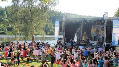Bild: stg
Rodscha aus Kambodscha und Tom Palme sorgen für beste Stimmung beim Open-Air am Eschenbacher Rußweiher.