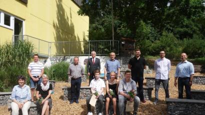 Bild: tra
Die Schulbesten Benjamin Schöpper, Elena Götz und Dominik Bolha (Mitte von links), mit Rektorin Helga Gradl und Klassenlehrerin Sabine Stopfer-Birner (vorne, von links), den Bürgermeistern Hans Ram (rechts), Erwin Geitner (Vierter von rechts) und Martin Bauer (Fünfter von rechts) sowie einigen Sponsoren.