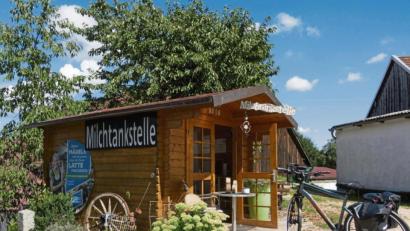 Bild: Andreas Drouve/dpa
Die Milchtankstelle hinter Nittenau zählt zu den eher kuriosen Reisestationen der „Oberpfälzer Radl-Welt“.
