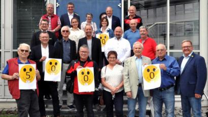 Bild: Karoline Gajeck-Scheuck/exb
Zum siebten Ma unterstützen die Stadtwerke Amberg 20 Amberger Vereine bei Ihrer Arbeit. Die Vertreter der Vereine freuen sich gerade in Corona-Zeiten über die finanzielle Unterstützung.