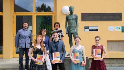 Bild: prh
Mit einer Traumnote von 1,0 shlossen Marlene Beer, Max Grundler, Leonie Luber und Leonie Schießl (vorne von links) die Lobkowitz-Realschule ab. Als Spitzenjahrgang bezeichneten Rektorin Irene Sebald und ihre beiden Stellvertreter Martina Fels und Ramon Comez-Islinger (hinten von rechts) den Jubiläumsjahrgang im 70. Jahr des Bestehens der Schule.