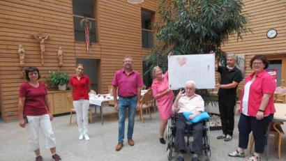 Bild: jzk
„Herzlichen Glückwunsch“ stand auf dem Schild, das die Mitarbeiterinnen im Haus Falkenstein für Theo Laux angefertigt hatten. Gehalten wurde es von Sohn Günter und Schwiegertochter Ina. Auch Heimleiterin Claudia Heier (rechts) und Zweiter Bürgermeister Hermann Schraml (links) gratulierten.