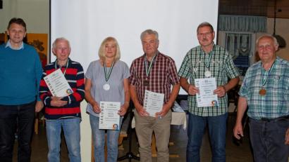 Bild: Thomas Enslein, Pleystein
Stadtrat Bernhard Piehler (links) und Clubsprecher Alois Hubmann (rechts) ehrten die anwesenden langjährigen Mitglieder Helmut Fraunhofer, Renate Zehent, Josef Zehent (alle 40 Jahre) und Gerhard Janker (20 Jahre, von links)