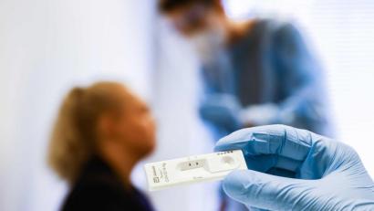 Symbolbild: Vincent Jannink/dpa
Blick auf einen Corona-Schnelltest in einer Teststation.