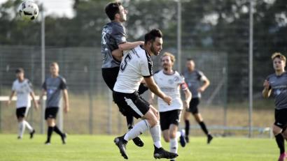 Bild: Ziegler
Ein ganz Luftduell zwischen Innenverteidiger und Spielertrainer Erdal Izmire (vorne) von der SG Ursulapoppenricht und dem Paulsdorfer Doppeltorschützen Christian Schreier.