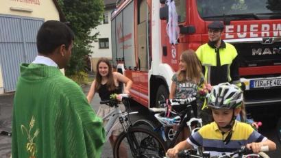 Bild: soj
Neben Fahrrädern wurde in Ebnath auch das Feuerwehrauto gesegnet.