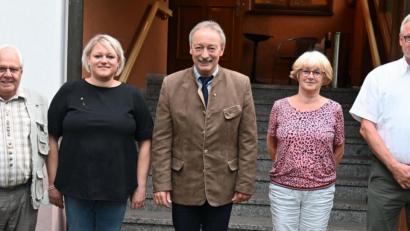Bild: Gerhard Franz
Für die nächsten drei Jahre wurde der Vorstand der Kreisverkehrswacht Amberg Stadt und Land gewählt (von links) Andreas Bahle, Petra Schmalzbauer, Vorsitzender Gernot Schötz, Gisela Schlagenhaufer und Günter Geiler.