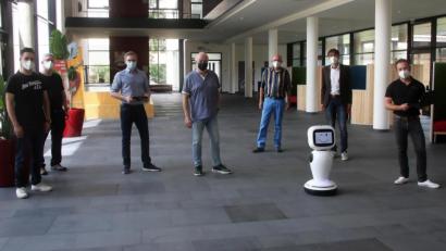 Bild: wro
JAImes Runden in der Aula begleiteten (von links) Thomas Irlbacher, Volker Antonczyk, Eugen Zimmermann, Rainer Becker, Dr. Hermann Körner, Schulleiter Thomas Metzler und Robin Leuering.