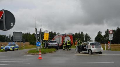 Bild: dob
Der BMW-X-3-Fahrer bleibt erst auf der Verkehrsinsel stehen, nachdem er die Vorfahrt der 83-jährigen Toyota-Fahrerin nicht beachtet hat.