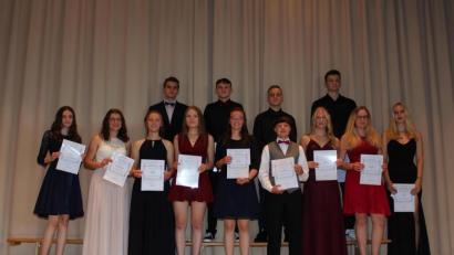 Bild: jzk
Stolz halten die Einser-Absolventen der Klasse 10c ihr Abschlusszeugnis in Händen.