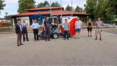 Bild: bsc
Landmaschinenhändler Tobias Roth (Vierter von links) übergibt an Bauhofmitarbeiter Manuel Wick (Vierter von rechts) die Schlüssel für den Geräteträger Citymaster 650. Weiter im Bild (von links) Bürgermeister Oskar Schuster, Seniorchef Willi Roth, Marc Morgenstern, Verkaufsleiter der Firma Hako, Kämmerer Bernhard Schmidt und die Mitarbeiter des Bauhofs, Tanja Tretter-Wöhrl und Sebastian Schultes