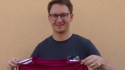 Bild: Manuel Fischer/exb 
Das Trikot, das Raúl beim Pokalsieg im Jahr 2011 trug, gibt es beim Verein "Fanhilfe" zu gewinnen.