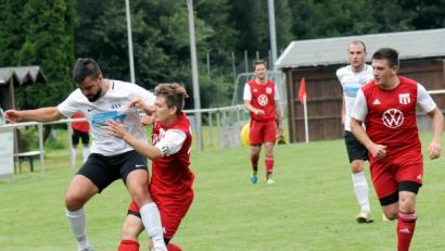 Bild: heh
Der Waldershofer Christian Heinrich (links) wird in dieser Szene von den Konnersreuthern Jonas Braunschläger (Mitte) attackiert. Dessen Teamkollege Lukas Baumgärtner verfolgt die Szenerie.