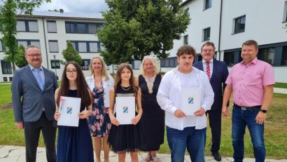 Bild: khg
Auf dem Bild (vorne, von links) die Schulbesten Despina Spyropoulos (2,0), Carla Zinveli (1,7) und Flavius Ciobanu (1,9); dahinter, (von links): Bürgermeister Uwe König (Freihung), Konrektorin und Klassleiterin Claudia Neidl, Rektorin Petra Ligensa, Bürgermeister Hans-Martin Schertl (Vilseck) und Elternbeiratssprecher Stephan Braun.
