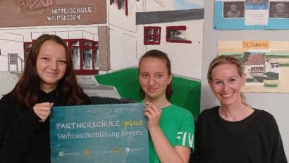 Bild: Maria Wurm/exb
Svenja Martin und Emily Fernandez-Diez von der Klasse 10M zusammen mit Klassenleiterin Sandy Wendt. Beide Schülerinnen sind inzwischen in den nächsten Lebensabschnitt verabschiedet worden.