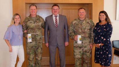 Bild: Stefanie Gradl
Sandy und Colonel Josef Ewers, Bürgermeister Hans-Martin Schertl, Command Sergeant Major Benjamin und Tasha Pingel beim Treffen im Vilsecker Rathaus.