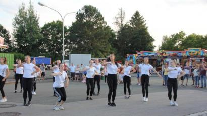 Bild: frd
Neben den Attraktionen sorgten auch die Auftritte der AWO-Tanzgruppen für gute Laune in Oberviechtach. Hier im Bild ist die Ü15-Gruppe zu sehen.