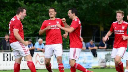 Bild: mhs
Der Pfreimder Spielertrainer Bastian Lobinger (links) jubelt nach seinem Treffer zum 3:0. Die SpVgg Pfreimd entschied das Derby beim FC Wernberg klar für sich.