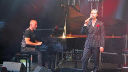 Bild: stg
Auf den musikalischen Spuren von Udo Jürgens wandelten am Freitagabend Sänger Markus Engelstädter und Bühnenpartner Bernd Meyer am Flügel.