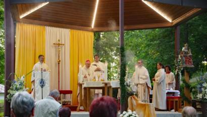 Bild: müb
Dr. Voderholzer am Altar auf dem Annaberg