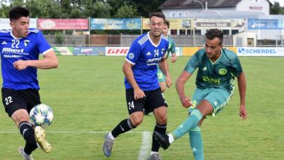 Bild: gb
Der SV Mitterteich verlor am Samstag sein erstes Heimspiel der neuen Landesliga-Saison gegen die SpVgg Jahn Forchheim mit 0:3. In dieser Szene flankt der Mitterteicher Daniel Lauterbach (rechts) gegen Christopher Lee.