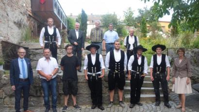 Bild: fz
Die Prüfungsbesten neben Stellvertretender Landrätin Margit Kirzinger von rechts die Zimmerer Jonas Peterhans, Johannes Weiß,, Florian Stopfer, Johannes Pinter und der Maurer Stefan Heining. Maurer Maximilian Reger fehlte verhindert. Obermeister Werner Ott (zweiter von links) überreicht die Gesellenbriefe.