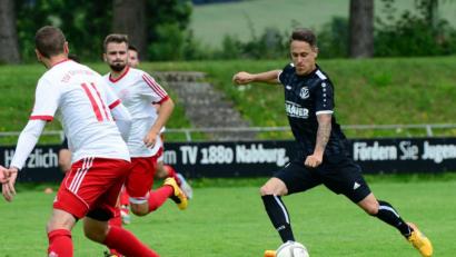 Bild: ham
Der Nabburger Spielertrainer Sven seit zieht ab. Mit dem 2:0 gegen den TSV Tännesberg setzt sich der TV erst einmal in der Spitzengruppe der Kreisliga West fest.