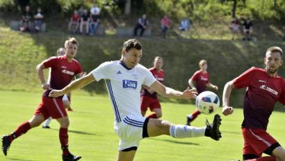 Bild: Hubert Ziegler
Mit vollem kämpferischen Einsatz geht der Schnaittenbacher Spielertrainer und Stürmer Ralf Egeter (links) zum Ball. Aus: TuS Schnaittenbabh TuS/WE Hirschau 2:0.