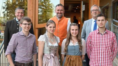 Bild: gf
Die Prüfungsbesten der Gesellenprüfung im Schreinerhandwerk (vorne, von links): David Klober, Julia Jäger und Sophie Hönle sowie Johannes Op de Laak, der neben David Klober und Sophie Hönle auch beim bundesweiten Wettbewerb „Gute Form“ punkten konnte. Dahinter (von links) Kreishandwerksmeister Hans Weber, Innungsobermeister Richard Siegler und der stellvertretende Landrat Franz Mädler.