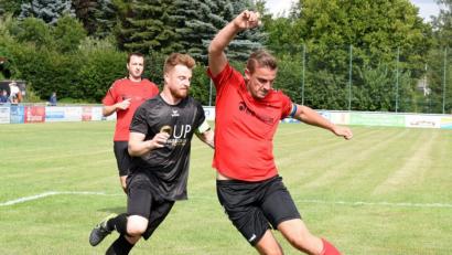 Bild: Gebert
Der FC Tirschenreuth unterlag am Sonntag der SpVgg Oberkotzau mit 1:2 und ist damit auch nach drei Spielen ohne Punktgewinn. Hier hat Kapitän Bastian Popp (links) gegenüber Christian Specht das Nachsehen.